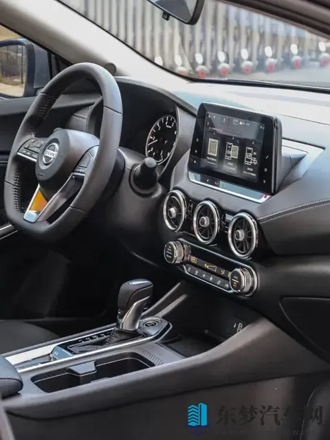 跑长途油费超300？轩逸实测：300公里花160，后排躺2小时不腰酸-1