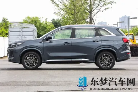 这台 SUV 在 “搞事情”！12 万配齐长续航 + 四驱，同级慌了-2