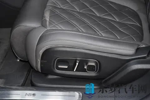 蔚来ET9 2025款 102kWh签名版：行政旗舰的科技新诠释