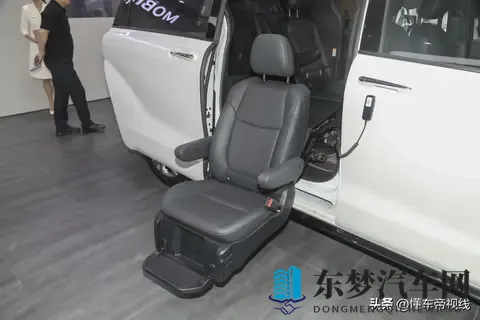 香蕉插桃子：香蕉与桃子巧妙结合，美味佳肴呈现-1