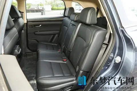 这台 SUV 在 “搞事情”！12 万配齐长续航 + 四驱，同级慌了-3