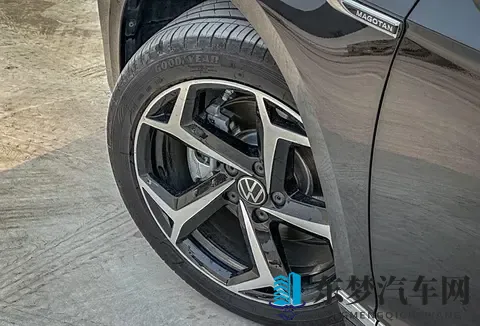 老旺和淑蓉在厨房激情：智能厨房革命：预示未来驾驶新潮流-1