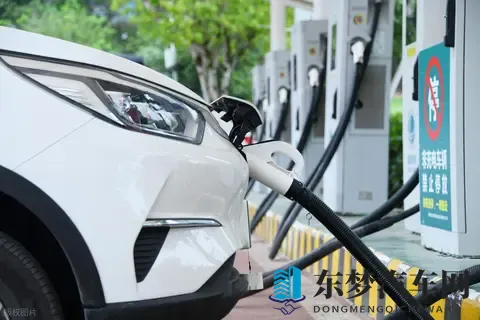 新能源车首次“反超”燃油车,中国汽车产业真的变天了-1
