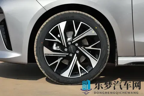 燃油车的新选择！试驾第三代领克03：10万出头，全能家轿怎么选？-3