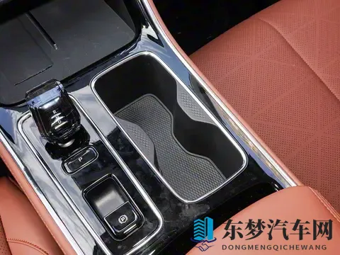 乌兰图雅裸体毛片：歌手乌兰图雅隐私曝光，引发网络热议