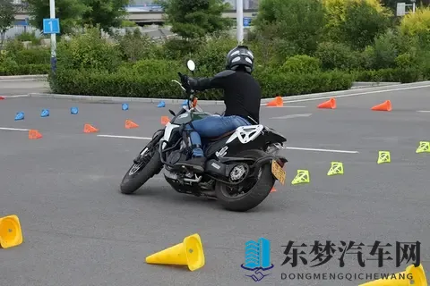 2025摩托车新手入门全攻略 法规解读+车型推荐+装备清单+驾驶技巧-1
