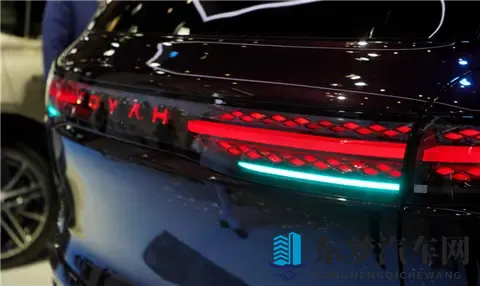 国产豪华旗舰SUV新王炸！岚图旗舰泰山亮相郑州国际车展-1