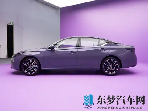 全新天籁PLUS实车亮相，配备鸿蒙座舱，外观更年轻，搭载20T+CVT-1