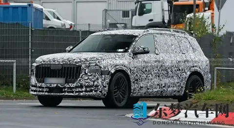 亚裔女子初尝黑人大炮：黑人大炮驾乘体验：动力操控震撼来袭-1