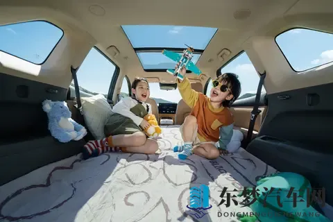 后排纯平 + FSD 悬架！第三代蓝电E5 PLUS，全家出游不挤颠-3