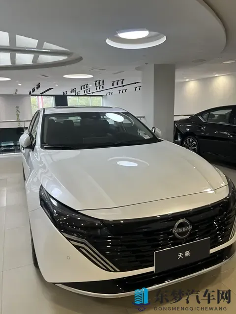 外观更年轻运动！新款日产天籁实拍，搭20T动力，鸿蒙座舱是亮点-1