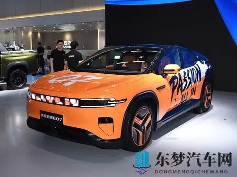 长安全新中大型SUV上市！轿跑跨界外观很动感，配增程_纯电双动力-3