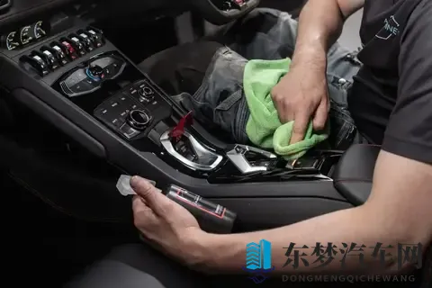 史维克斯教你如何拯救发白粘胶的汽车仪表台？-2