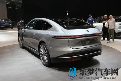 蔚来ET9，轴距3250毫米，41秒破百，纯电续航650公里+900V快充-1