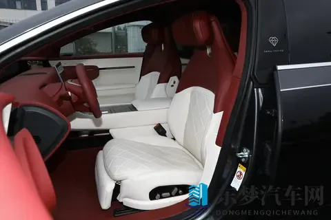 华为乾崑+大容量电池+豪华配置全拉满，2026款阿维塔 12深度体验！-3