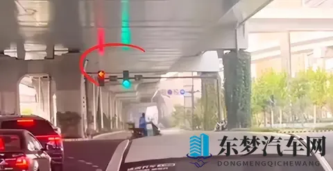 司机绿灯不走停车长达20秒，被罚200元扣6分，交警回应-1