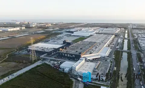 特斯拉Model Y长续航后驱2885万,821km续航,还是五座-1