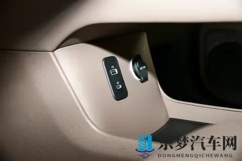 第三代蓝电E5 PLUS预售价1398万,配156寸大屏,轴距2785mm-2