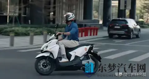 雅迪Velax炸场米兰！20分钟快充+105km续航-3