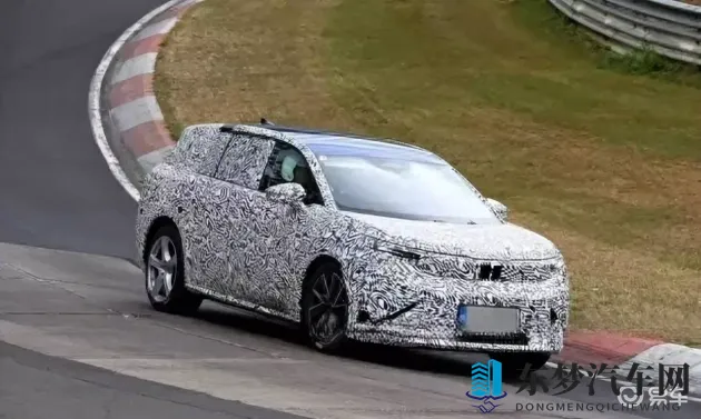 娇妻半推半就3p了：创新3P系统升级驾驶乐趣，体验非凡驾驶新境界-2