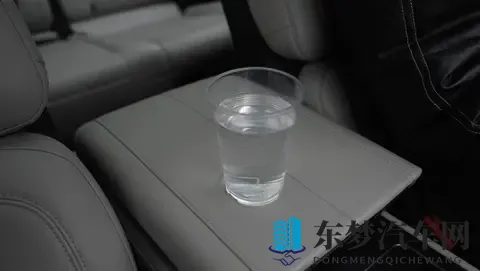 欧美猛男男男办公室激情：极简设计+300马力，新车测试惊爆眼球！-2