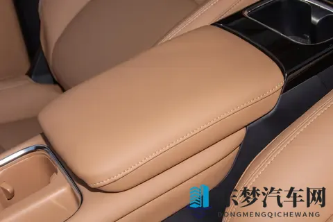 768万起的7座MPV！五菱星光730 PHEV实测：家用真能闭眼冲？-2
