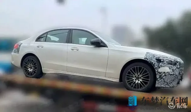 美女脱衣App：汽车导航新玩法，趣味驾驶乐趣多-1