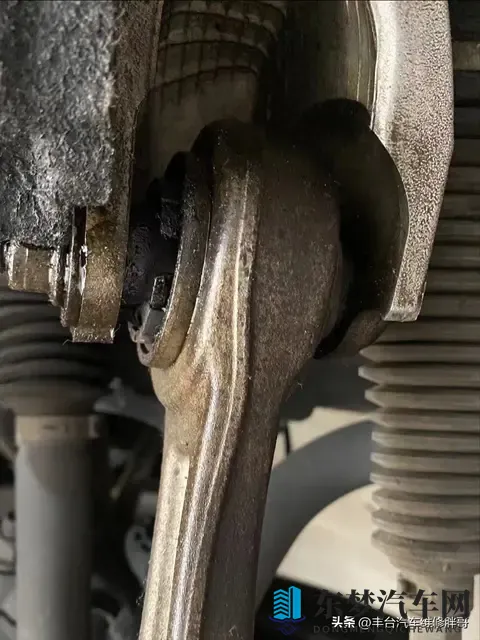 胶套裂了不换,那可就麻烦大了!-1