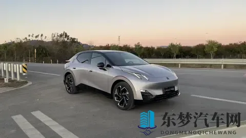 精致SUV市场热销款不少，银色领克Z20靠精致外观更吸睛-1