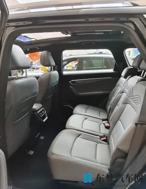 气场十足！第三代吉利豪越L到店实拍，外观升级，新增15T动力