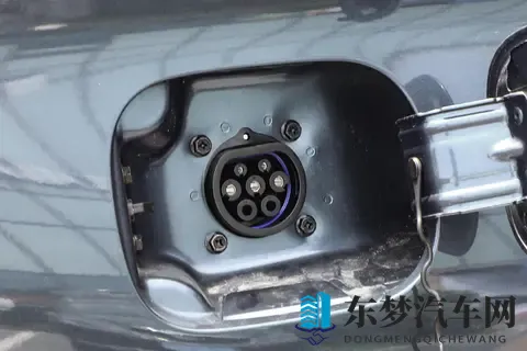 1198 万拿下 230km 续航 + 四驱！蓝电 E5 PLUS 预售疯抢-1