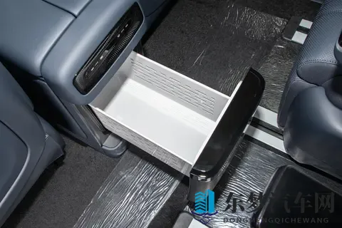 26款岚图梦想家试驾：家庭7座MPV的实用之选-3