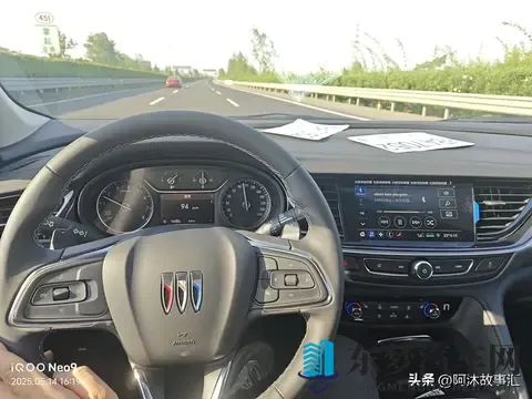 貂蝉被扒下裤子露出双乳：时尚跨界汽车秀，营销新招惊四座