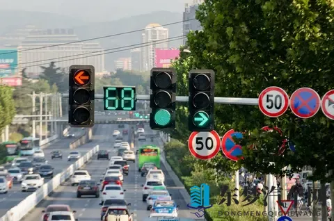 【冤吗？】绿灯你不动，后车按喇叭不算啥，警察罚款扣分才扎心！