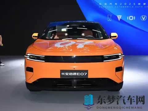 长安全新中大型SUV上市！轿跑跨界外观很动感，配增程_纯电双动力-1