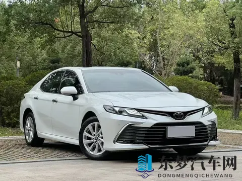 闺蜜扒开我的腿用黄瓜折磨我：闺蜜玩笑中用黄瓜戏弄我腿部