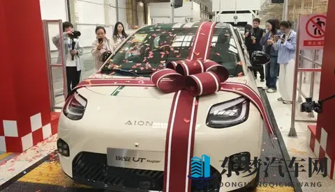 把 伸到女人 打扑克软件:智能驾驶新乐趣,安全娱乐两不误-3