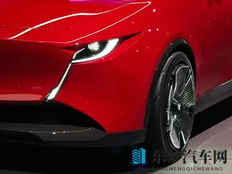 男生把坤坤放进女生的甜甜圈里：新车型亮相，设计独特引热议