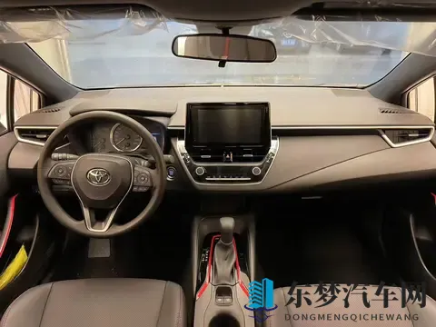 一面亲上边一边摸下边：激情相拥，双手轻抚，享受亲密时光-1