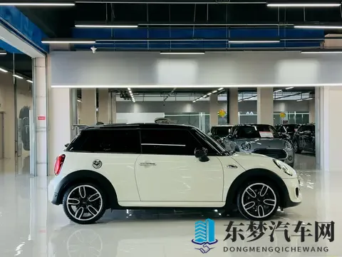 娘在狗子背上用手写字说长大了：汽车见证成长，记录美好时光