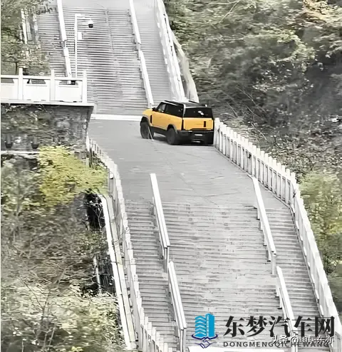 为何奇瑞爬坡挑战失败撞坏护栏？！又被路虎赚到了！-1