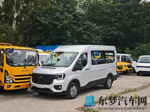 女人与公拘交酡：公务车市场新趋势：女性购车者崛起，影响深远-2