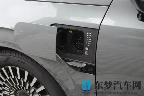 七座过道版极氪009：宽敞二排过道、实用布局，究竟如何？-2