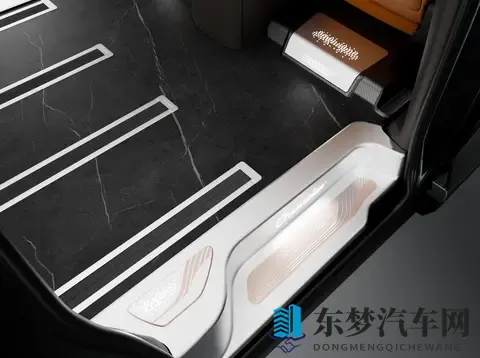 腾势 D9 地板选对超省心！带娃用这航空铝地板，耐磨抗造还显高级-1