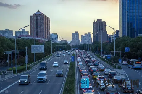 北京车牌摇号十多年了，你认为北京的交通拥堵，因此而改善了吗？-1