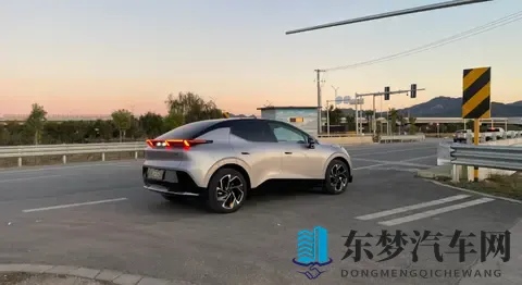 偶遇银色领克 Z20，大轮毂一装气场全开-3