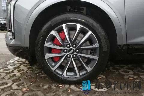 猛男在办公室被C男男：办公室惊现猛男被羞辱，场面尴尬不已-2