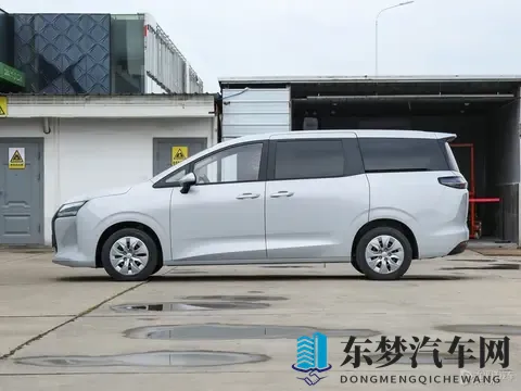 售730万起 五菱星光730上市 燃油_插混_纯电动力 七座大MPV