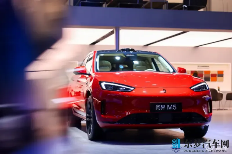 问界新M5 Ultra 亮相广州车展，解锁全场景出行体验-1