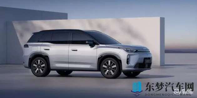 阿娇扒开双腿猛进8个男明星：阿娇大胆举动，与多位男星亲密互动-1